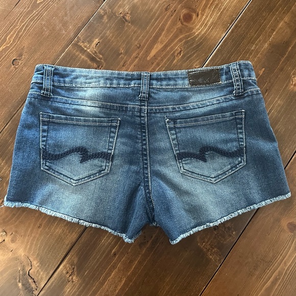 Size 9 True Bliss Denim Shorts - Picture 2 of 3